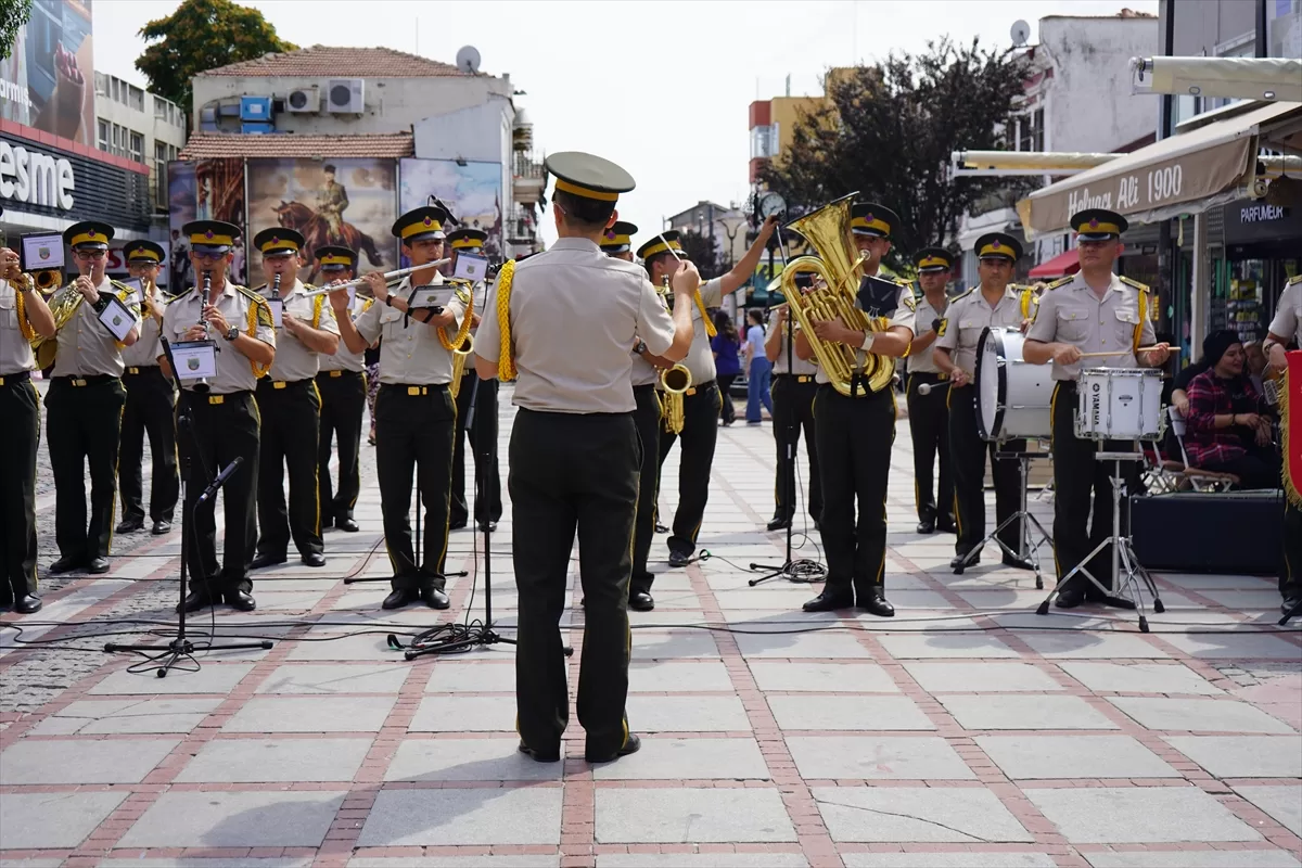 Edirne'deki askeri bando konserinin bir bölümün seyircilerin arasındaki çocuk yönetti
