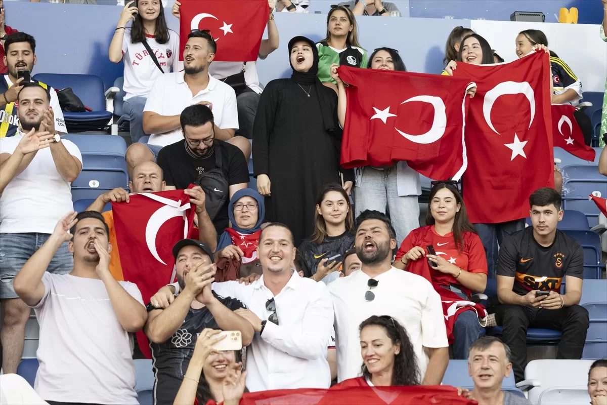 EURO 2008'deki Türkiye-İsviçre maçının oyuncuları, depremzedeler yararına sahaya çıktı