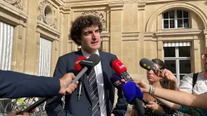 PARİS (AA) – Fransa'da Danıştay, okullarda abaya (uzun elbise) yasağına