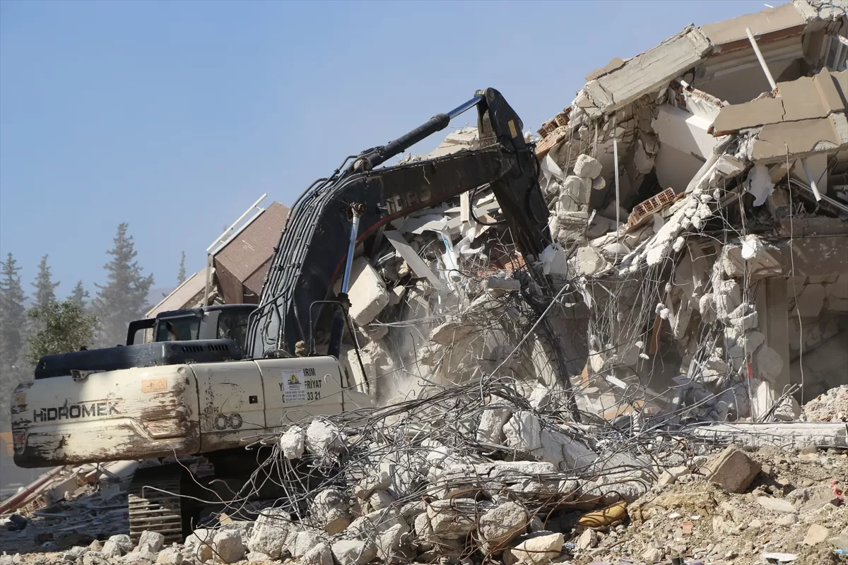 Hatay'da ağır hasarlı binaların kontrollü yıkımı sürüyor