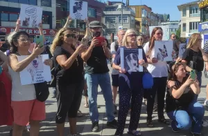 İSTANBUL (AA) – Sarıyer'de toplanan bir grup hayvansever, sokak hayvanlarını