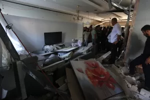  - İsrail ordu radyosu, aranan kişilerin bulunduğu evin kuşatma