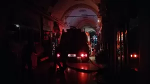 İSTANBUL (AA) – Kapalıçarşı'nın çatısında çıkan yangın itfaiye ekiplerince söndürülmeye