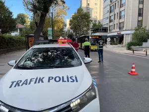 İSTANBUL (AA) – İstanbul'da çeşitli yerlerde kontrol noktası kuran polis