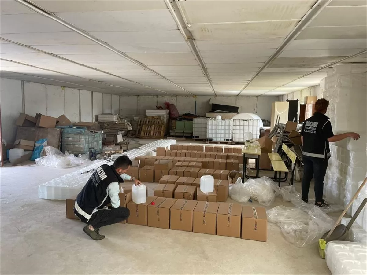 - Şüphelilerin adreslerinde yapılan aramalarda, 8 bin 502 dolu sahte