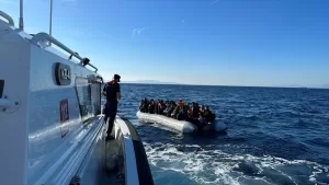 İZMİR (AA) – İzmir açıklarında, yasa dışı yollardan yurt dışına