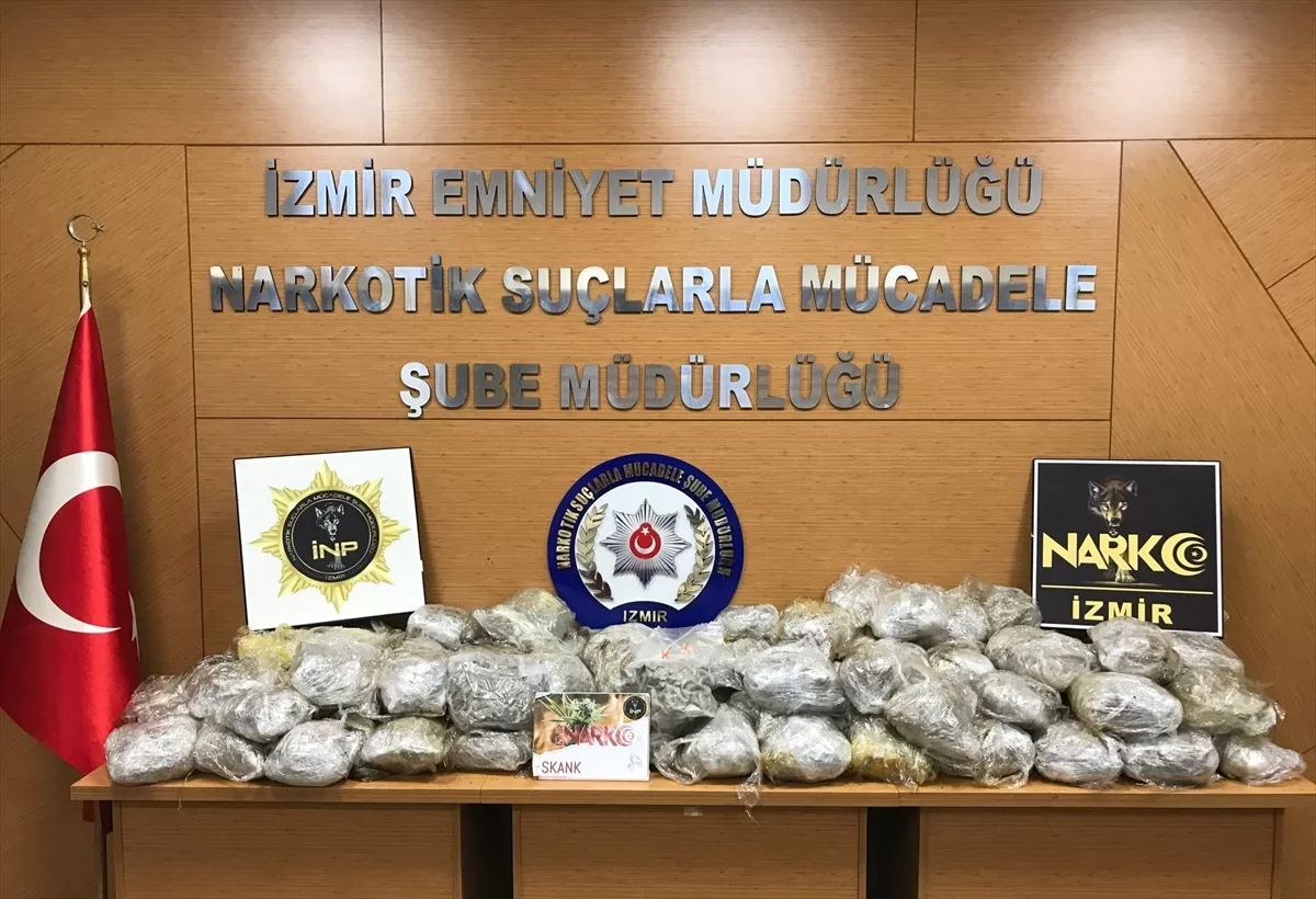 İzmir'de bir tırın yakıt deposunda 57 kilo 900 gram esrar ele geçirildi