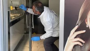 - Soyguncunun çalışanı yaralaması ve gasbettiği altınlarla kaçması güvenlik kamerasına