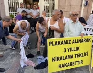 İZMİR (AA) – İzmir'de, "S plaka" ihalesinin iptali nedeniyle mağdur