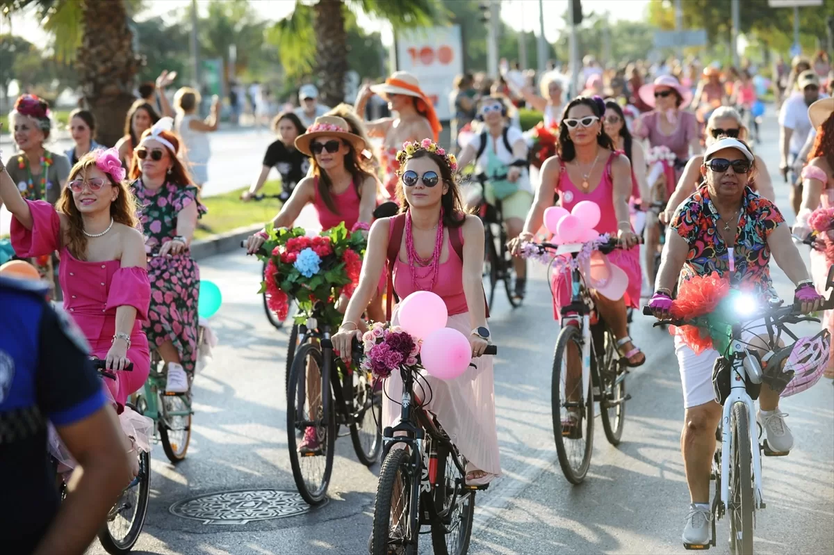 İzmir'de “Süslü Kadınlar Bisiklet Turu” gerçekleştirildi
