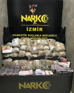 İZMİR (AA) – İzmir'de uyuşturucu sevkiyatı yapan tacirlere yönelik düzenlenen