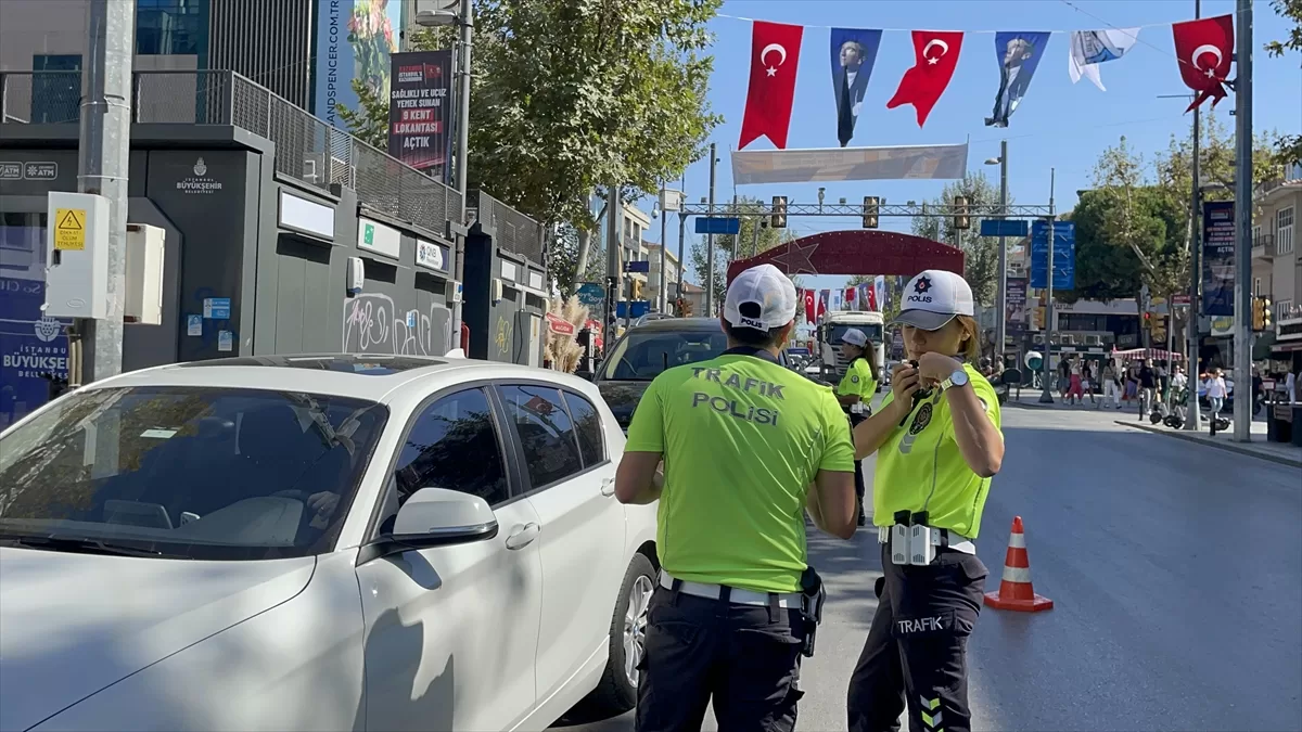 Kadıköy'de dron destekli kırmızı ışık ihlali denetimi yapıldı