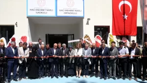 - Hayırsever iş insanı tarafından 84 günde yaptırılan 12 derslikli