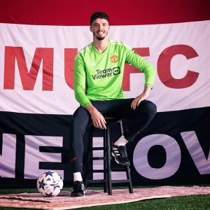 - "Manchester United'a katılmak ve bu olağanüstü kulübü temsil eden