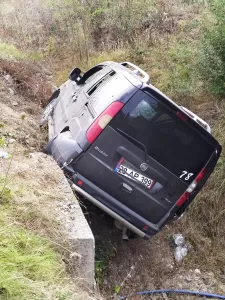 KARABÜK (AA) – Karabük'ün Safranbolu ilçesinde devrilen hafif ticari araçtaki