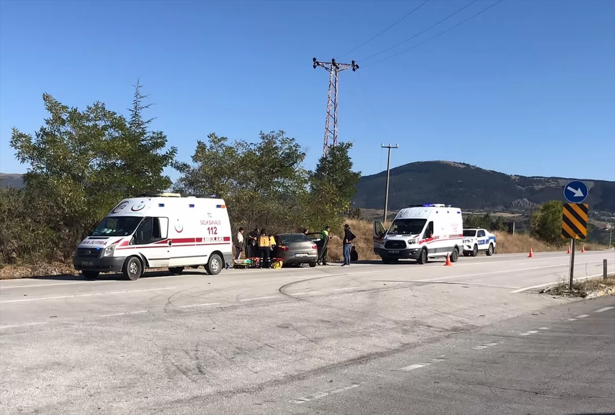 Karabük'te iki otomobilin çarpıştığı kazada 6 kişi yaralandı