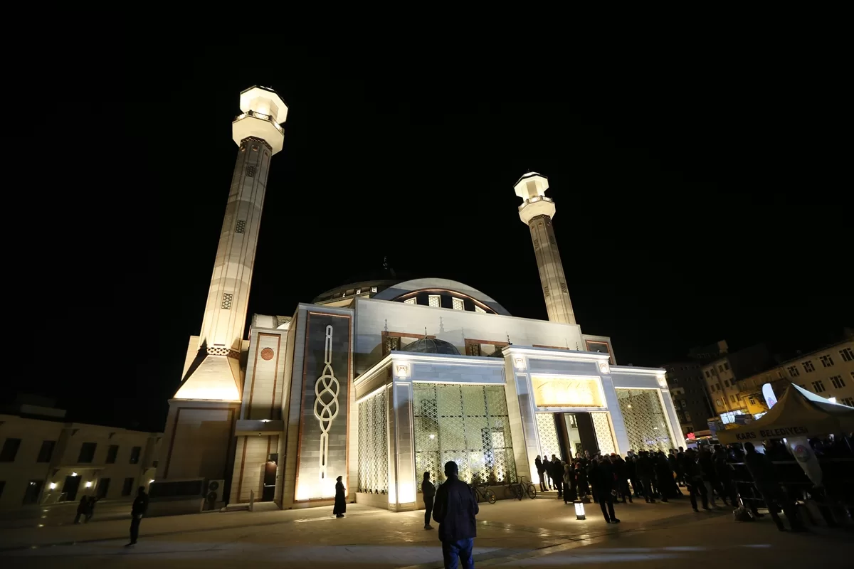 Kars'ta “Sultan Alparslan Camii” Mevlit Kandili'nde ibadete açıldı