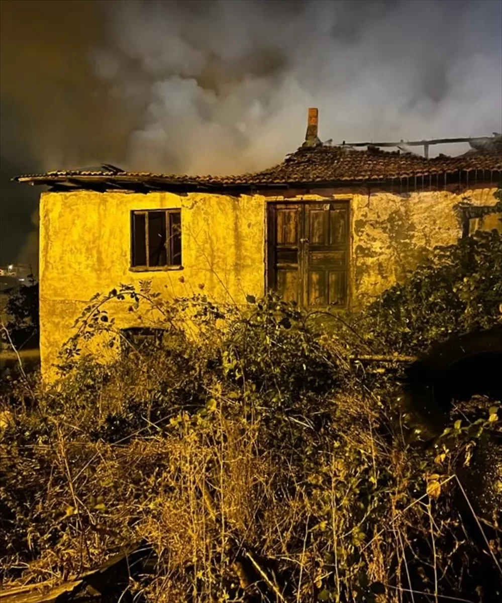 Kastamonu'da çıkan yangında 2 katlı ev zarar  gördü