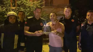- Vatandaşlar, pasta keserek itfaiye personelinin İtfaiyeciler Haftasını kutladı