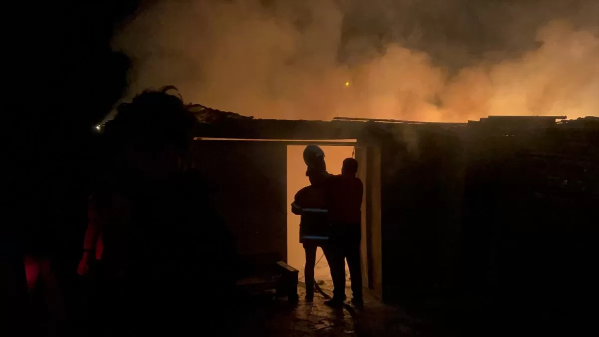 Kastamonu'da şantiyede çıkan yangında 2 konteyner zarar gördü