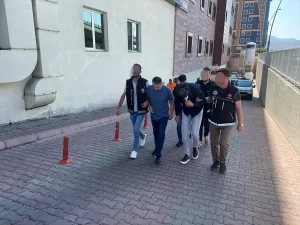 KAYSERİ (AA) – Kayseri'nin Talas ilçesinde düzenlenen uyuşturucu operasyonunda 3