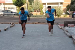 - Antrenörlerinin okul seçmelerinde keşfettiği ve aynı müsabakada rakip olarak