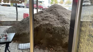 DÜZCE (AA) – Düzce'de kiracısının işlettiği pastanenin önüne kum döken