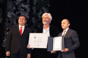 - Ankara Devlet Tiyatrosu oyuncusu Erdinç Doğan, "Meraklısı İçin Öyle