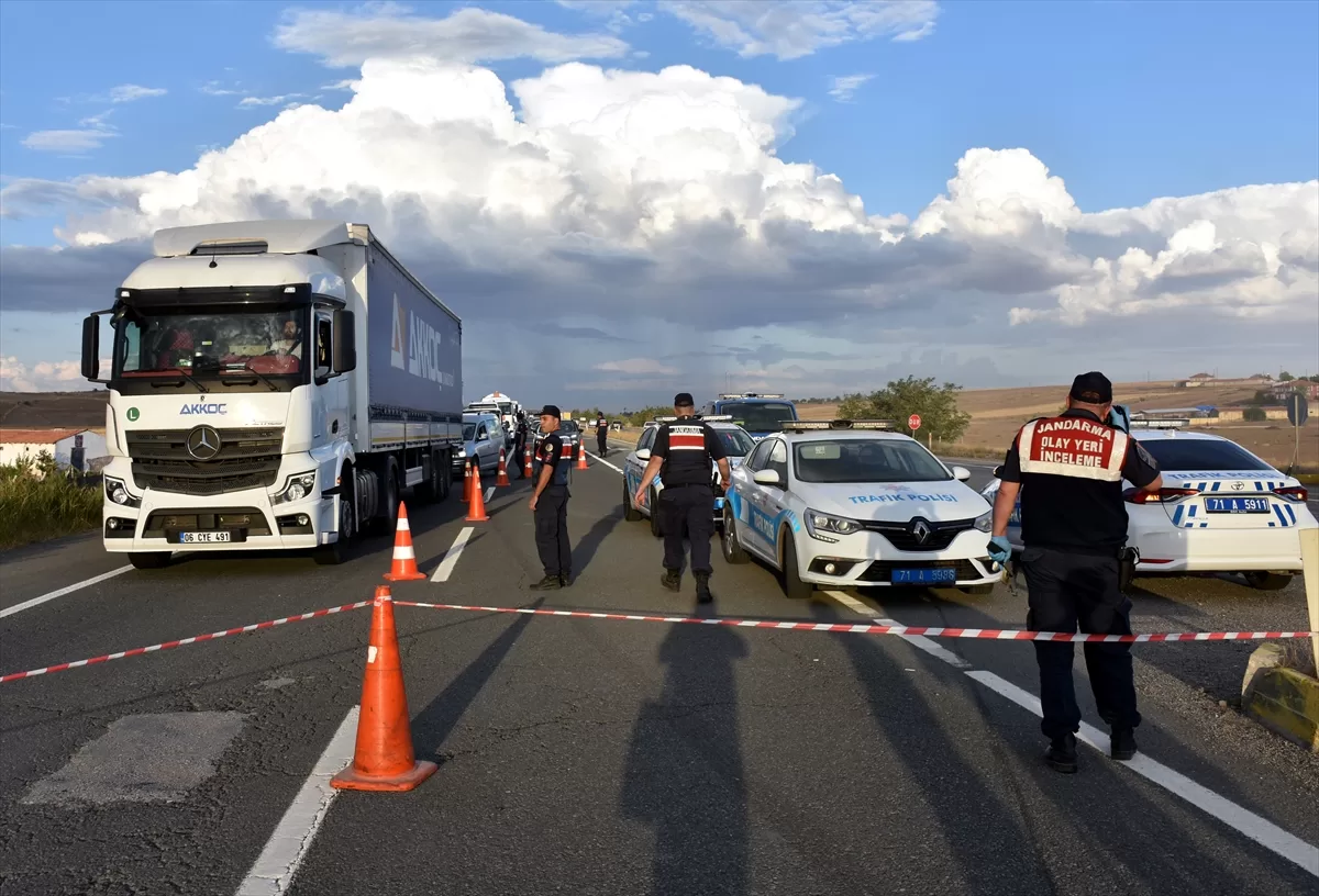 Kırıkkale'de vinç ile otomobilin çarpıştığı kazada 2 kişi öldü, 1 kişi yaralandı