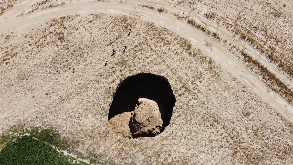 Konya'da 40 metre çapında, 70 metre derinliğinde obruk oluştu