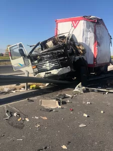 KONYA (AA) – Konya'nın Karapınar ilçesinde kamyonun refüje çarpması sonucu