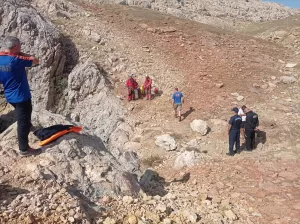 MERSİN (AA) – Mersin'in Anamur ilçesinde, iniş yaptığı mağarada rahatsızlanması