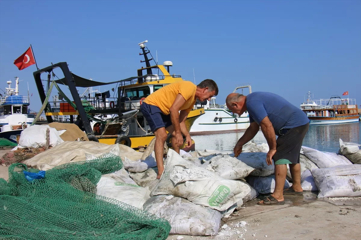 Mersin'de balıkçıların ağına pirinç çuvalları takıldı