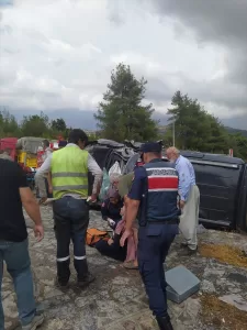 MERSİN (AA) – Mersin'in Tarsus ilçesinde hafif ticari aracın devrilmesi