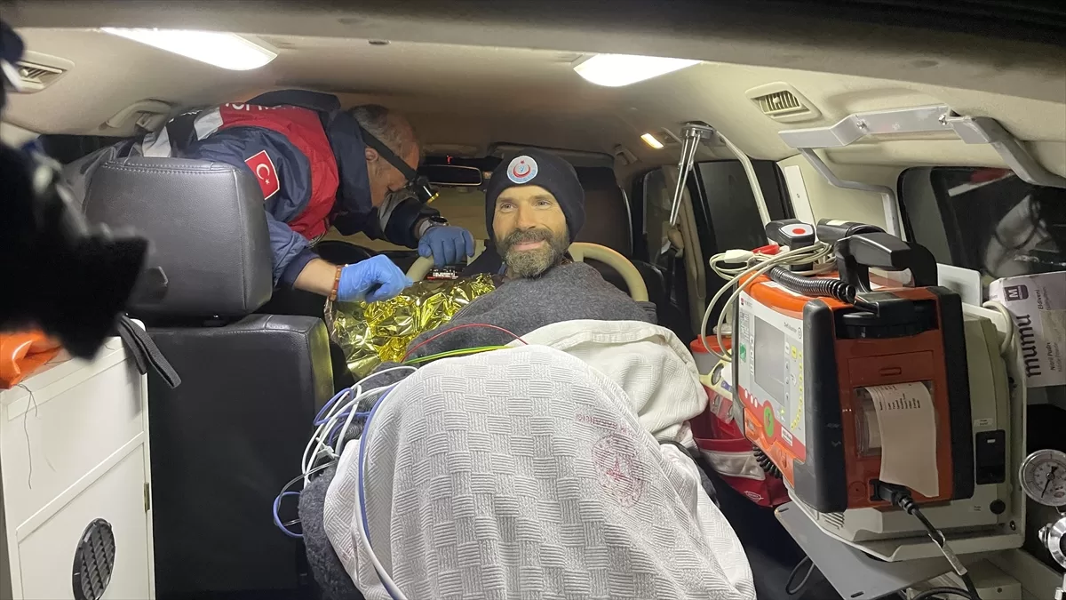 - Dağcı Mark Dickey'in tedavi için helikopterle Mersin Şehir Eğitim