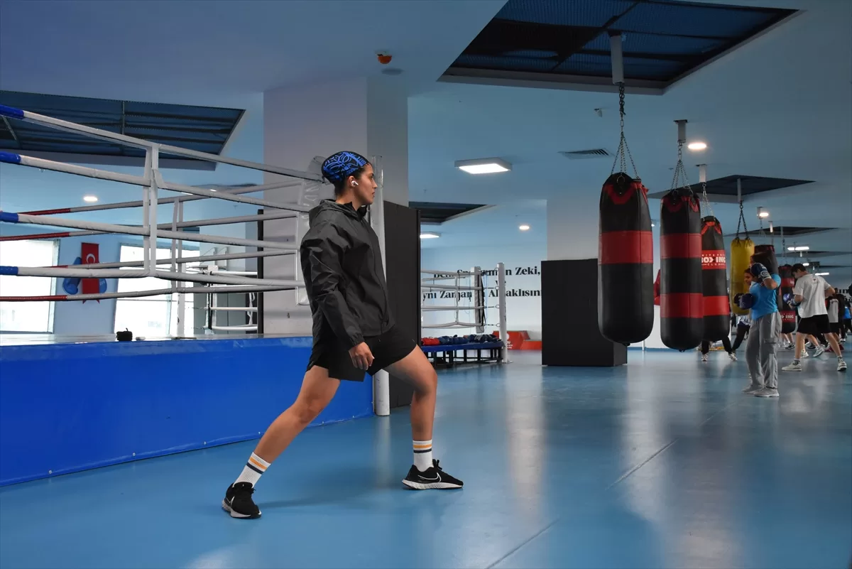 Milli boksör Busenaz Sürmeneli, 2024 Paris Olimpiyatları için hazırlanıyor
