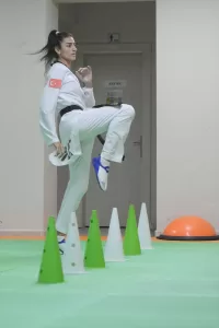 BURSA (AA) – HANDE DURMUŞ – Küçük yaşlarda başladığı tekvandoda