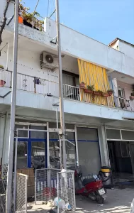 MUĞLA (AA) – Muğla'nın Milas ilçesinde yük asansörüne binen kadın,