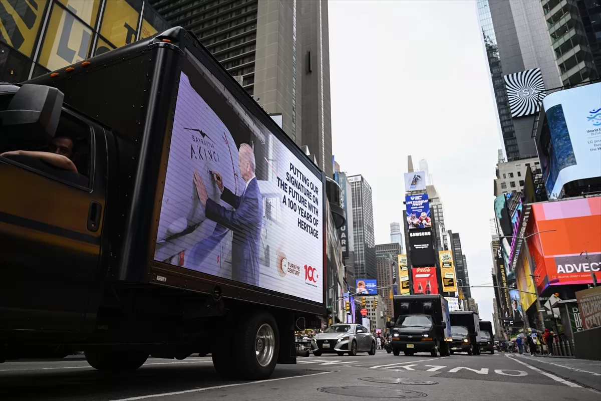 New York'ta dijital ekranlı kamyonetlerle “Türkiye Yüzyılı” tanıtıldı
