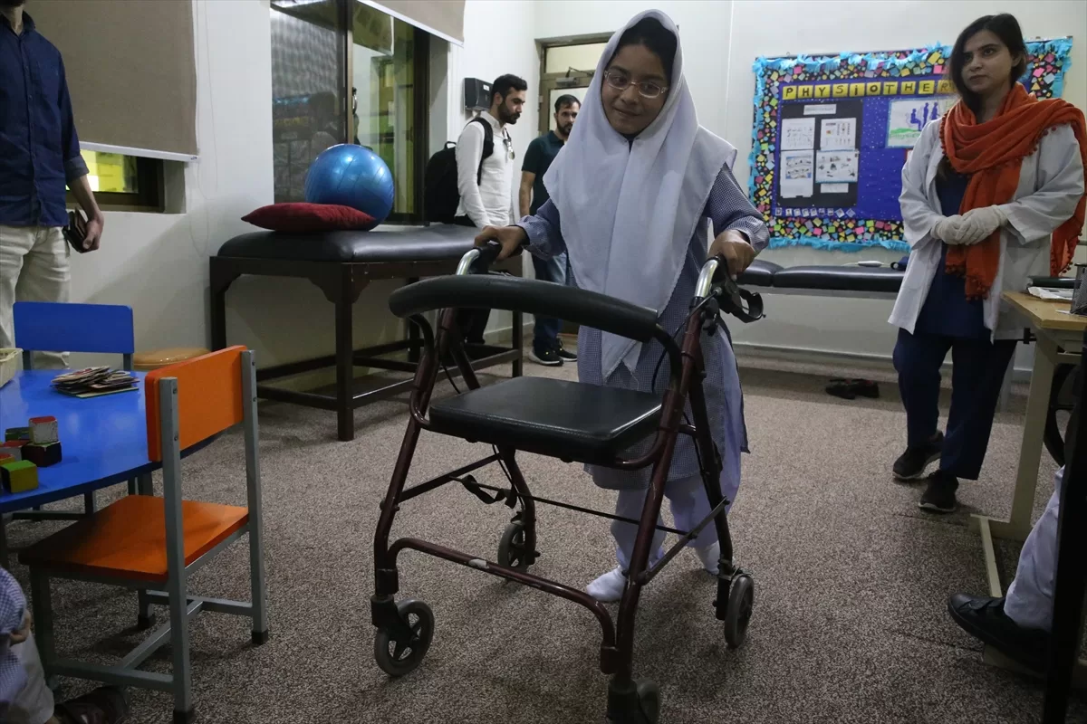 Pakistan'ın Afganistan sınırındaki eğitim merkezlerinde engelli çocuklar topluma kazandırılıyor