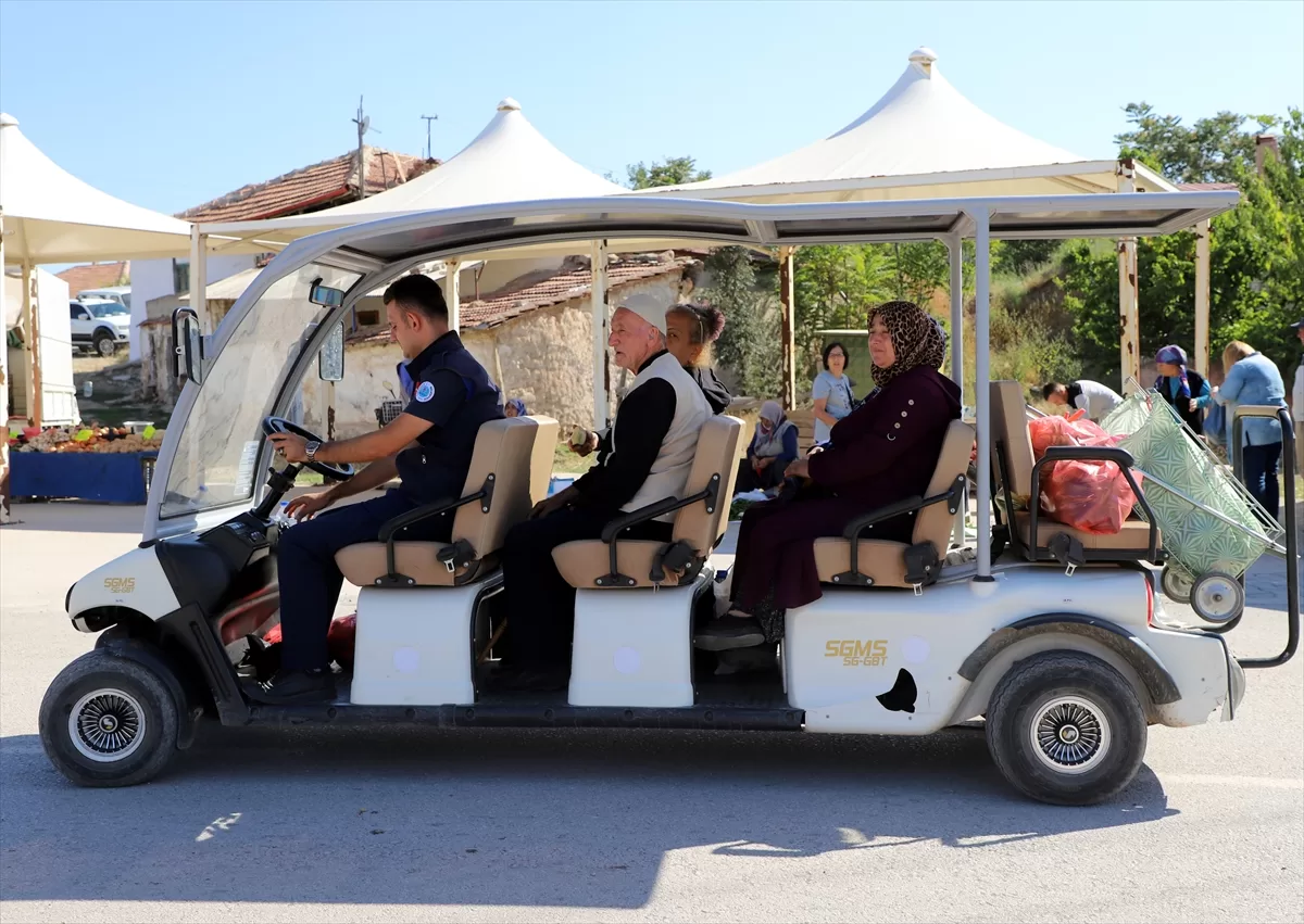 Pazar alışverişi yapan vatandaşlar golf aracıyla evlerine ücretsiz taşınıyor