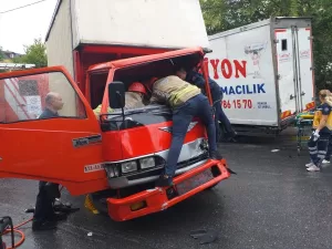 İSTANBUL (AA) – Pendik'te, iki kamyonet ile otomobilin karıştığı zincirleme