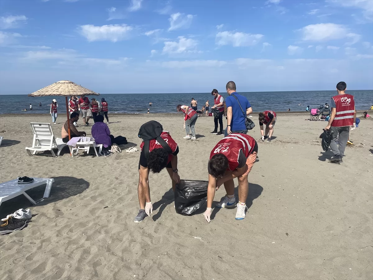 Samsun'da gönüllüler tarafından sahilde temizlik yapıldı