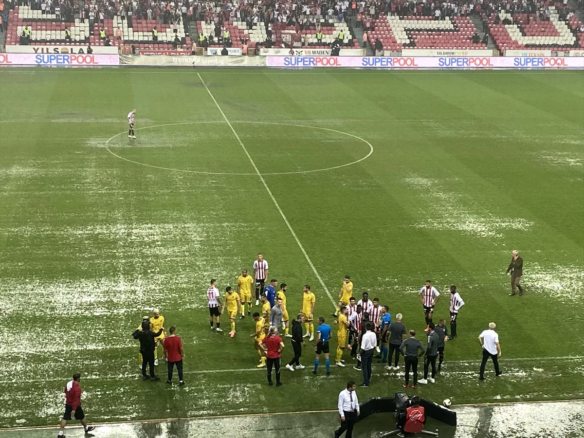 Samsunspor-İstanbulspor maçı sağanak yağış nedeniyle durdu