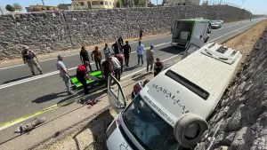 ŞANLIURFA (AA) – Şanlıurfa'da tarım işçilerini taşıyan minibüsün istinat duvarına