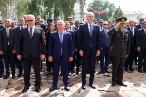 - TBMM Başkanı Kurtulmuş, Sivas'ta Atatürk Anıtı'na çelenk sundu