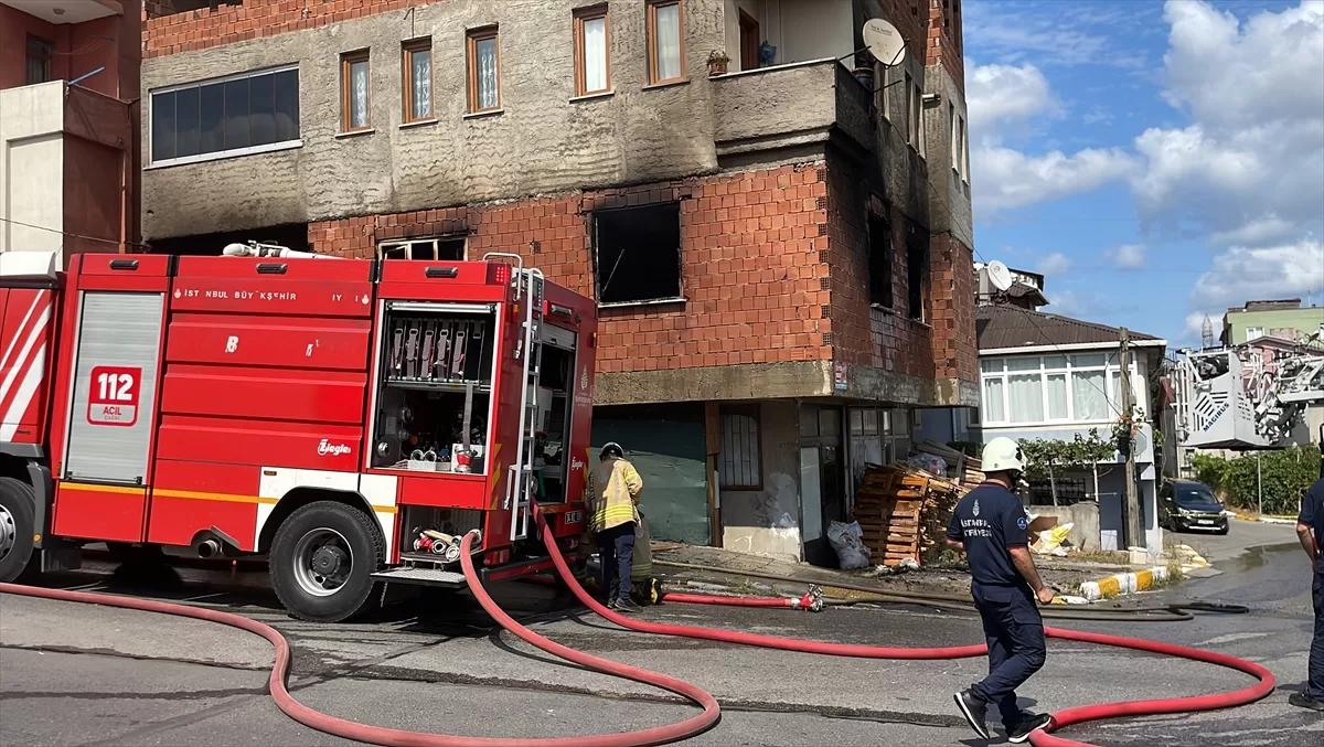 Sultanbeyli'de yangın çıkan binada 2 kişi dumandan etkilendi