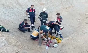 - Omurgasında kırık olan ve ameliyata alınan 61 yaşındaki kadının