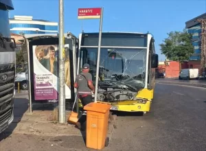 İSTANBUL (AA) – Ümraniye'de durağa çarpan İETT otobüsünde maddi hasar