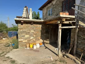 UŞAK (AA) – Uşak'ın Sivaslı ilçesinde bir evin balkonundan düşen